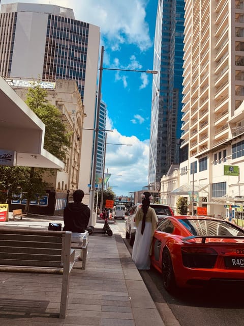 Property building, Day, People, Neighbourhood, City view, Location, group of guests, Parking