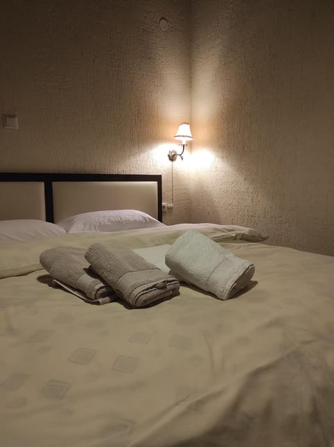 Bed, Bedroom, towels