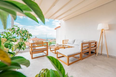 Day, Natural landscape, BBQ facilities, Balcony/Terrace, Seating area, Dining area, Sea view, sunbed