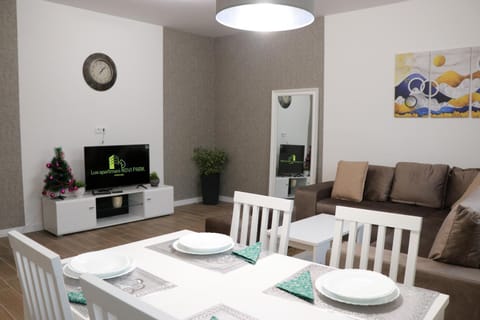 TV and multimedia, Kitchen or kitchenette, Living room, Seating area, Dining area