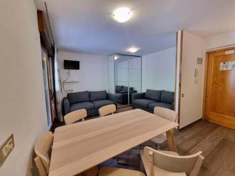 TV and multimedia, Seating area, Dining area