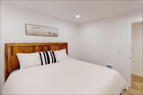 Charming Lakefront Cottage on Quiet Palmer Lake House in Puget Sound