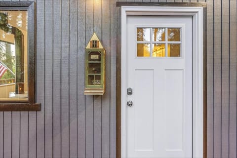 Charming Lakefront Cottage on Quiet Palmer Lake House in Puget Sound