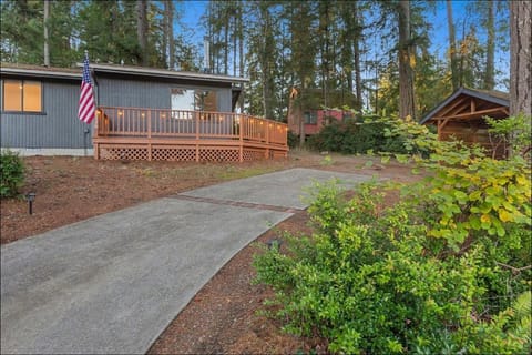 Charming Lakefront Cottage on Quiet Palmer Lake House in Puget Sound