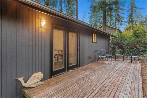 Charming Lakefront Cottage on Quiet Palmer Lake House in Puget Sound