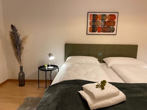 Bed, Bedroom, towels