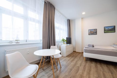 Bed, TV and multimedia, Living room, Photo of the whole room, Seating area, Bedroom