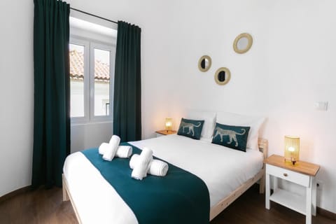 Bed, Photo of the whole room, Bedroom, City view, towels