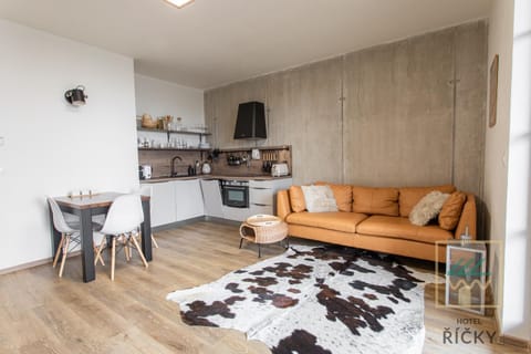 Kitchen or kitchenette, Living room, Seating area, Dining area