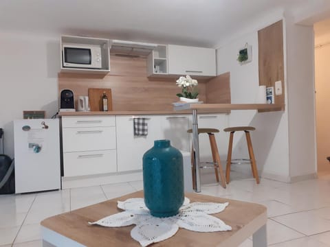 Kitchen or kitchenette, Dining area, stove