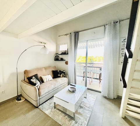 Duplex Marina gosier- vue Mer et bateaux équipé d'une citerne reliée à l'eau de ville Apartment in Le Gosier