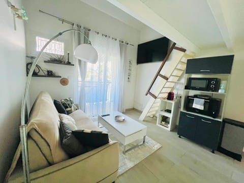 Duplex Marina gosier- vue Mer et bateaux équipé d'une citerne reliée à l'eau de ville Apartment in Le Gosier