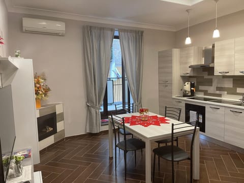 Kitchen or kitchenette, Dining area, oven, stove
