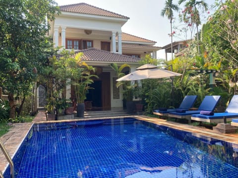 Property building, Day, Garden, Garden view, Pool view, Swimming pool, sunbed