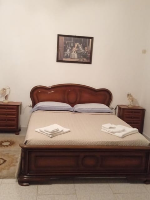 Photo of the whole room, Bedroom, towels