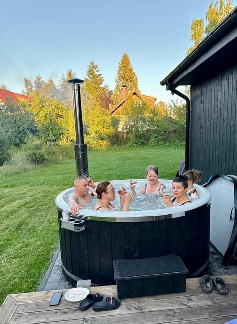 People, BBQ facilities, Hot Tub, Pool view, Swimming pool, group of guests