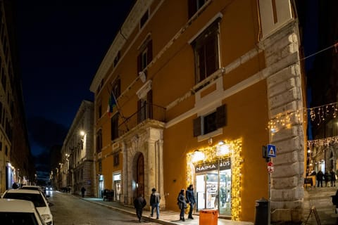 Night, Neighbourhood