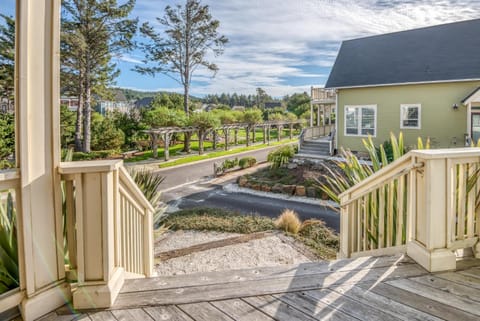 Searenity Now House in Lincoln City