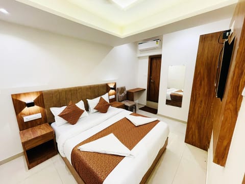 Photo of the whole room, Bedroom, wardrobe, air conditioner