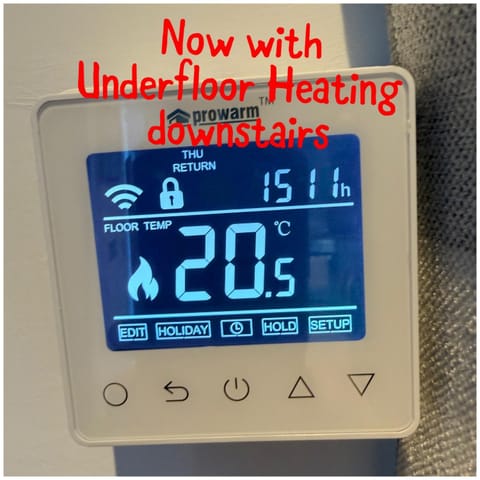 Cardiff Coach House with Hot Tub & Log Fire House in Cardiff