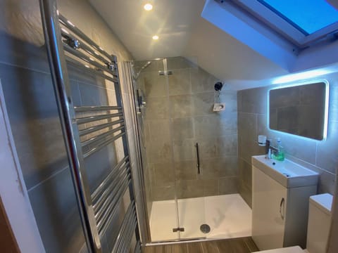 Cardiff Coach House with Hot Tub & Log Fire House in Cardiff