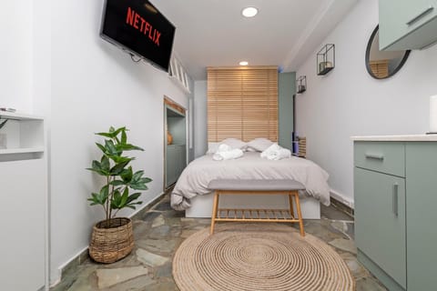 Bed, TV and multimedia, Photo of the whole room, Bedroom, wardrobe, air conditioner