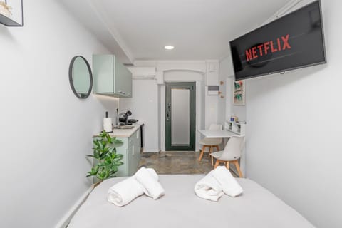 Bed, TV and multimedia, Kitchen or kitchenette, Photo of the whole room, towels