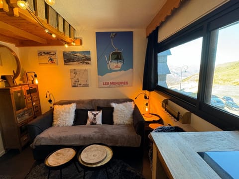 Bed, Decorative detail, Seating area, Dining area, Landmark view, Mountain view