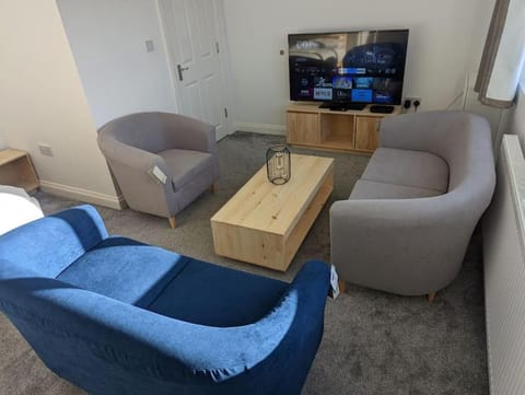 TV and multimedia, Living room, Seating area, Evening entertainment