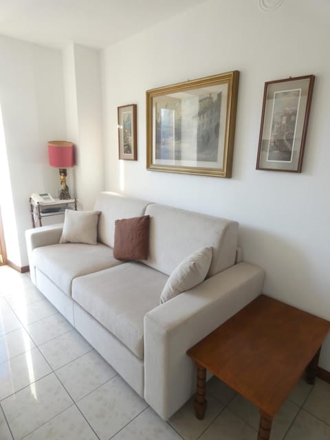 Living room, Seating area, hair dresser