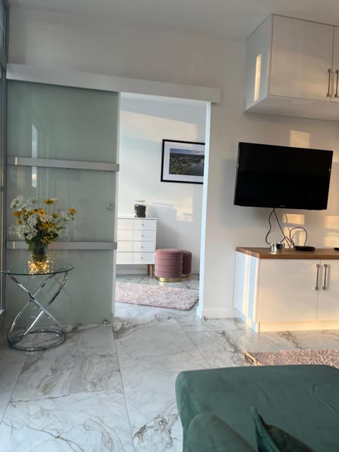 Apartament Turystyczny z widokiem na jezioro Apartment in Pomeranian Voivodeship