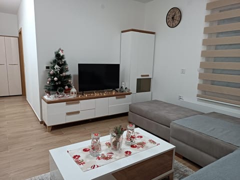 Communal lounge/ TV room, TV and multimedia, Living room, Seating area, Evening entertainment