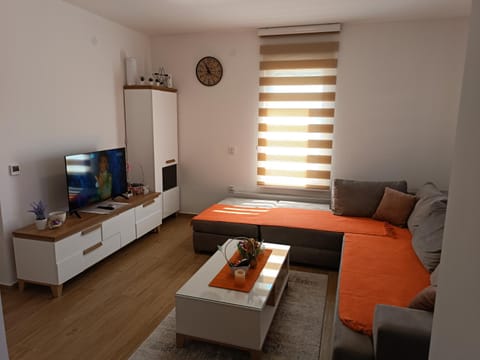 Communal lounge/ TV room, Bed, TV and multimedia, Living room, Photo of the whole room, Seating area, Evening entertainment
