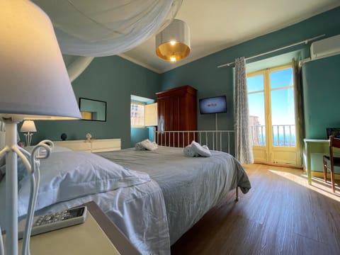 Patio, Bed, TV and multimedia, View (from property/room), Balcony/Terrace, Photo of the whole room, Bedroom, City view, City view, Landmark view, Landmark view, Sea view, Sea view, Street view, Inner courtyard view, internet, internet, internet, microwave, safe, wardrobe, air conditioner, air conditioner