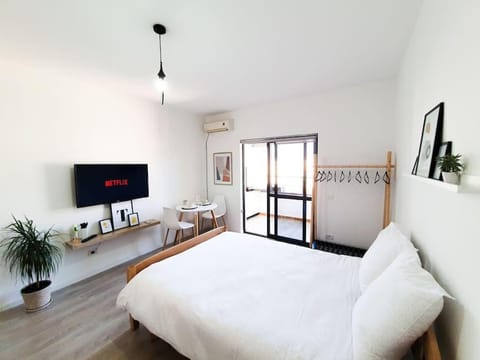 Bed, TV and multimedia, Living room, Seating area, air conditioner