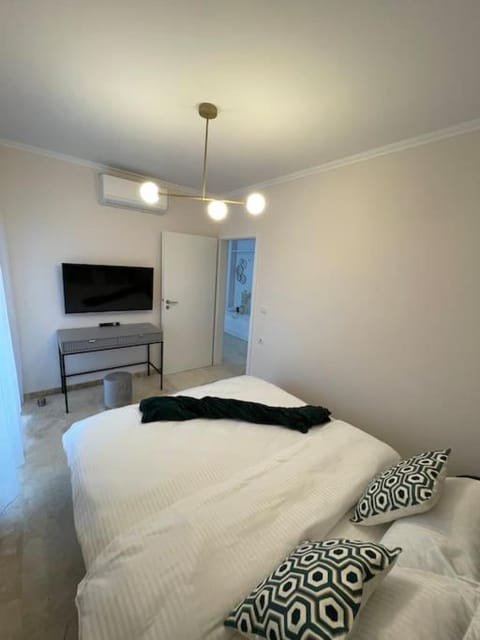 Bed, TV and multimedia, Bedroom