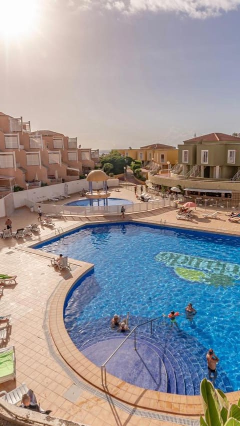 Restaurant/places to eat, Bird's eye view, View (from property/room), Pool view, Swimming pool