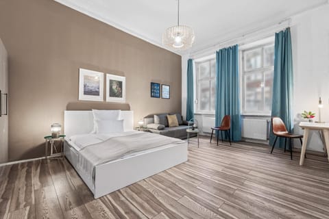 Bed, Photo of the whole room, Seating area, Bedroom