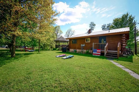 Cozy Cabin with Hottub at Cloverdale Cabins Cabin in Wisconsin