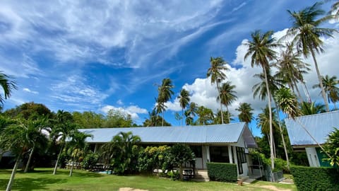 Property building, Day, Natural landscape, Garden, Garden view