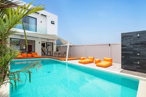 Property building, Patio, Balcony/Terrace, Pool view, Swimming pool, sunbed