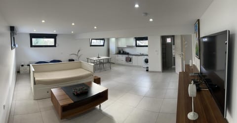 Communal lounge/ TV room, Bed, TV and multimedia, Kitchen or kitchenette, Photo of the whole room, Seating area, Bedroom