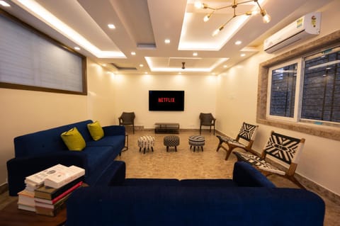 Communal lounge/ TV room, Library, TV and multimedia, Living room, Lobby or reception, Seating area, Evening entertainment, Area and facilities, Entertainment, air conditioner