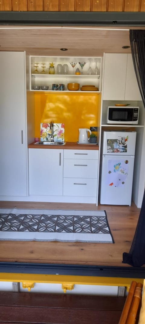 Kitchen or kitchenette, minibar