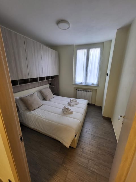 Photo of the whole room, Bedroom, wardrobe