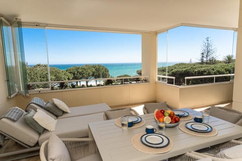 Beach-line apartment Apartment in Sitio de Calahonda