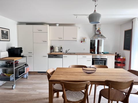 Kitchen or kitchenette, Dining area