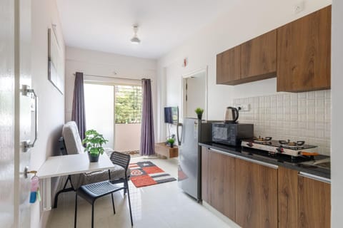 TV and multimedia, Coffee/tea facilities, Kitchen or kitchenette, Living room, Seating area, Dining area, oven, stove