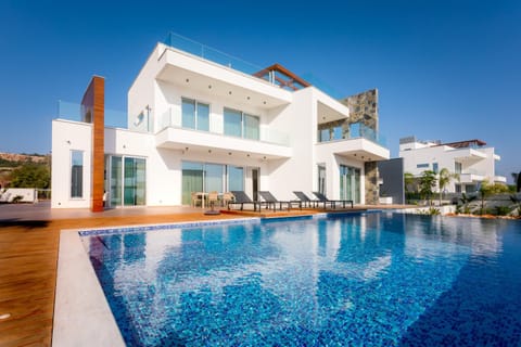Property building, Day, Swimming pool, sunbed