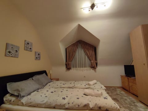 Bed, TV and multimedia, Bedroom